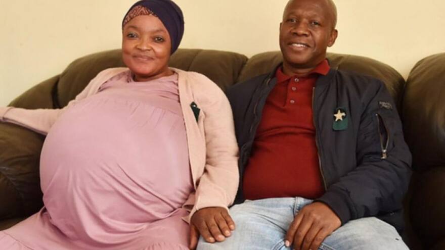 Mujer sudafricana rompe récord al dar a luz diez bebés