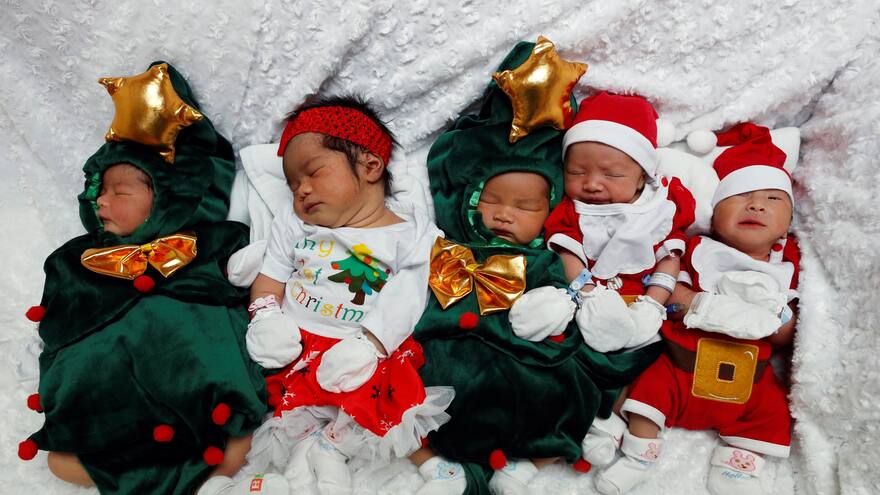 Bebés-Noel de hospital de Indonesia son la sensación en Navidad