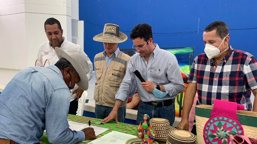 Entregan contratos de concesión a pequeños mineros en La Guajira