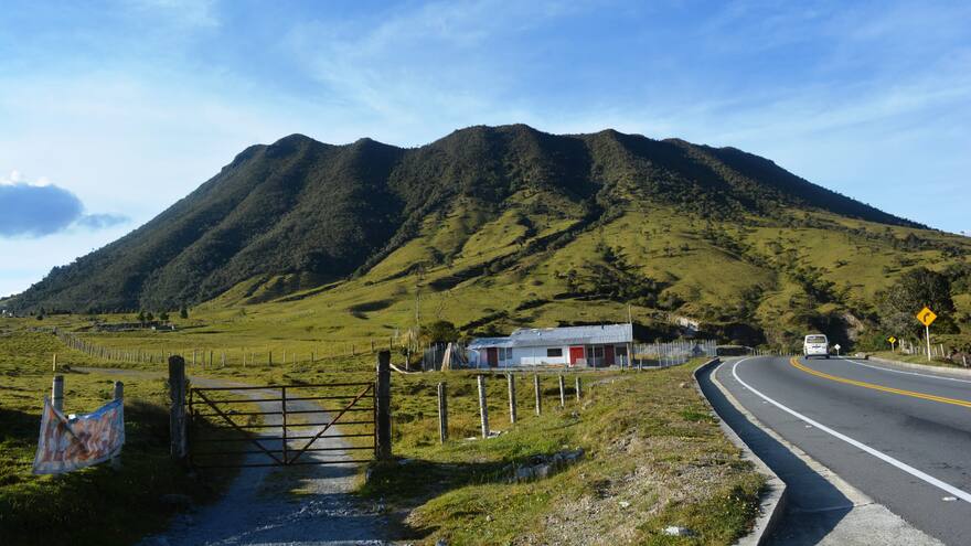 Los gases de las laderas del volcán Cerro Bravo no son volcánicos: SGC