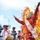 Adolfo Maury renació como el Ave Fénix en la Gran Parada de Comparsas