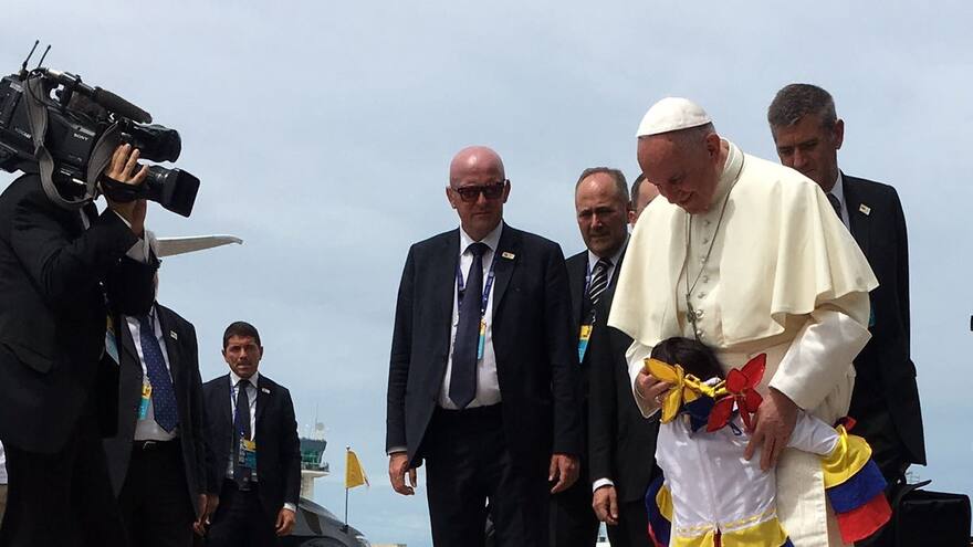 'Estar cerca del Papa fue una experiencia indescriptible': artista de Corozal que le cantó a Francisco