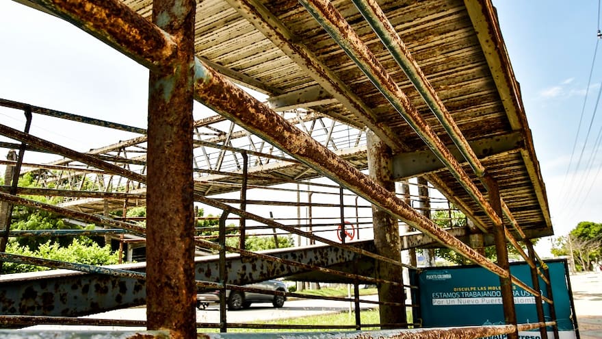 Crecen las quejas por deterioro de puentes peatonales de la 51B