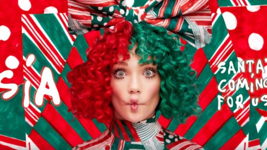 Sia celebra la Navidad en ‘Santa’s Coming For Us’