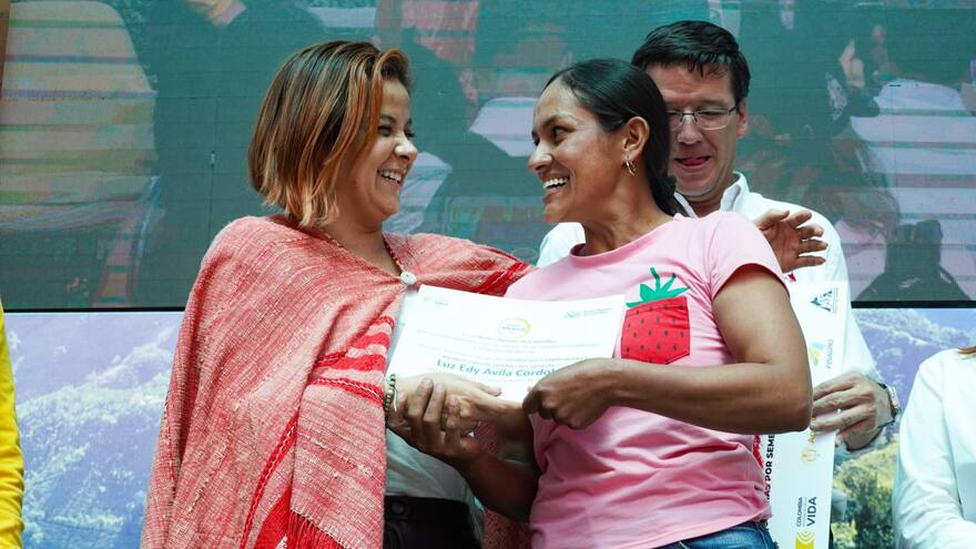 Gobierno anuncia inversión por $35.000 millones para renovación de cafetales