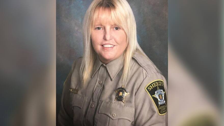 Carcelera Vicky White se enamora de reo, lo ayuda a escapar y muere en persecución