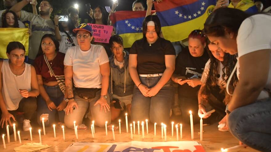Venezolanos en Barranquilla realizan vigilia pacífica en la Plaza de la Paz