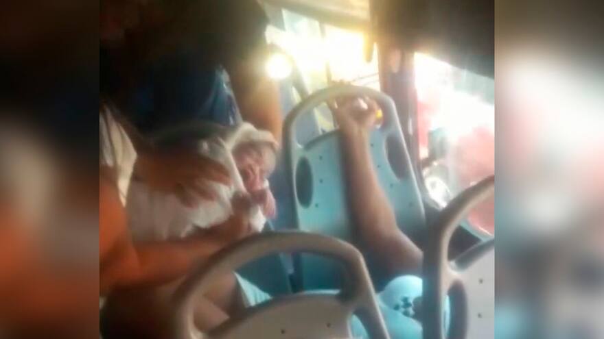 Mujer dio a luz a su bebé en un bus en Santa Marta