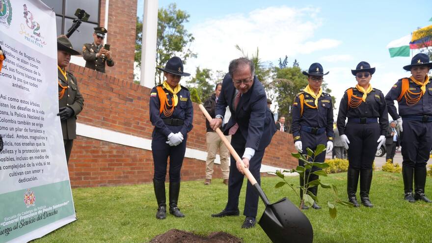 Petro encabeza ascenso de suboficial a oficial en la Policía