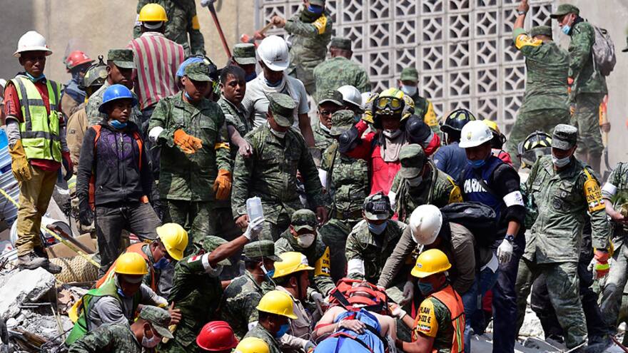 Cámaras térmicas y perros guías para desenterrar sobrevivientes de terremoto en México