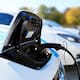 ¿Cómo debe realizarse el mantenimiento a los carros eléctricos en Colombia?
