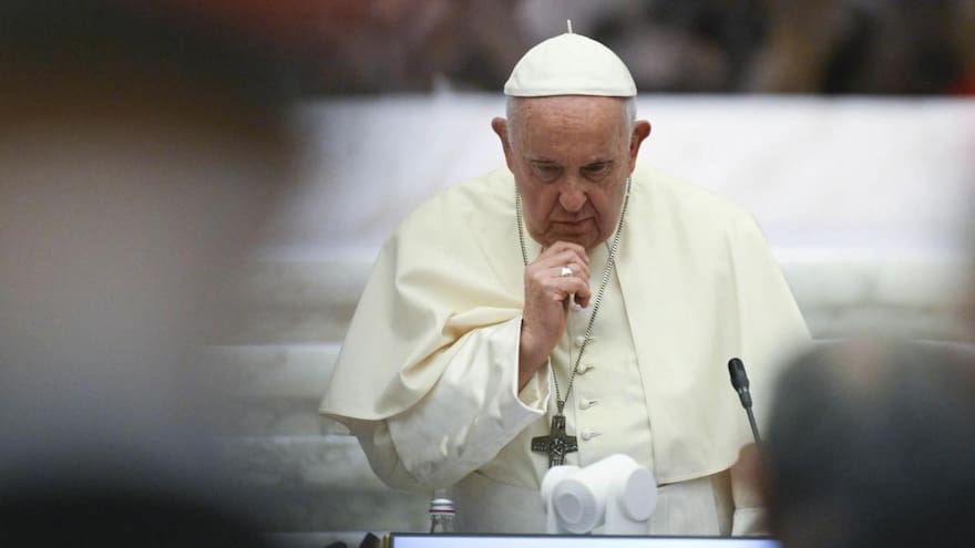 Salud del papa Francisco sigue mejorando, pero recitará el Ángelus en su residencia este domingo: Vaticano