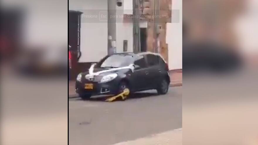 Por 'mal parqueado', tránsito inmovilizó carro de novios mientras se casaban