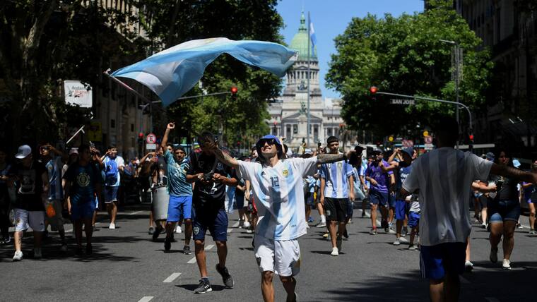 Seguidores de la selección argentina se preparan para celebrar junto a los jugadores