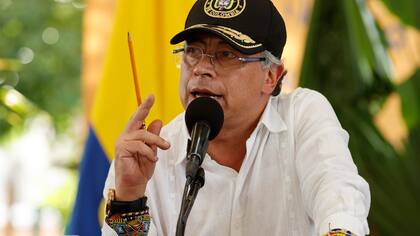 No soy muy amigo de las políticas de Venezuela, pero si allá caen misiles es mi responsabilidad: Petro, tras anuncio de Trump