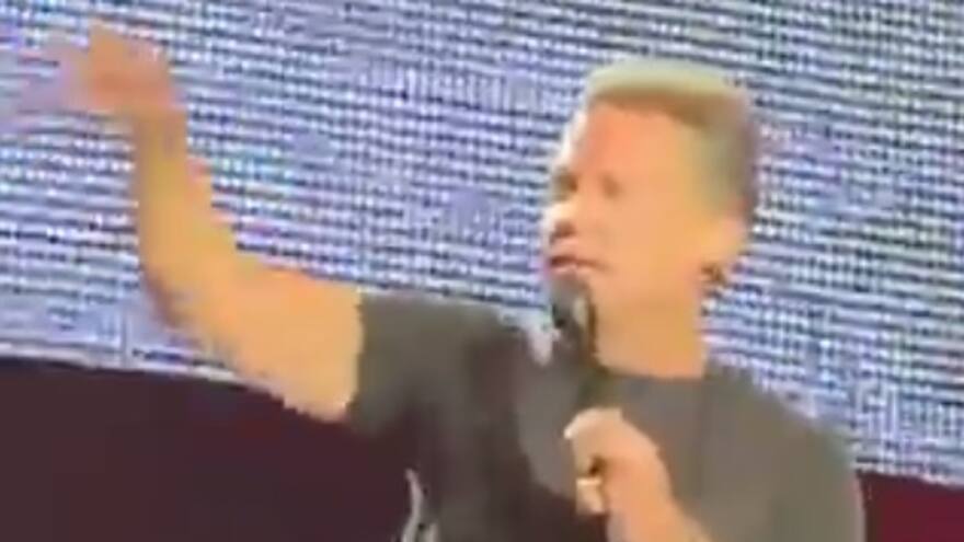 Luis Miguel, abucheado en Panamá tras arrojarle micrófono a sonidista