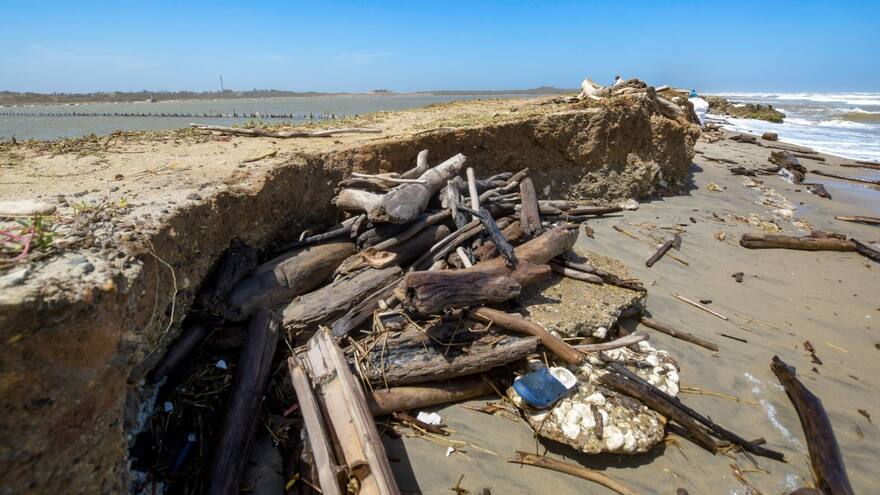 Continúan trabajos de mitigación por la erosión en Salinas de Galerazamba
