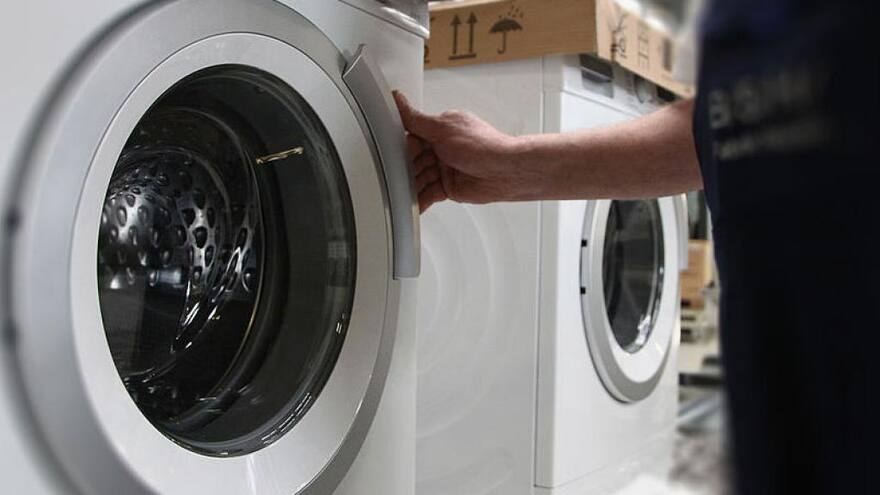 Familia encuentra una serpiente en una secadora que ensuciaba la ropa