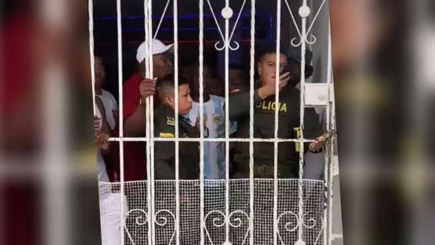 ¿Por qué encerraron a dos policías cuando fueron a controlar una fiesta?