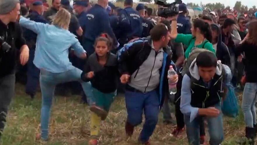 Periodista húngara que pateó refugiados fue condenada a tres años