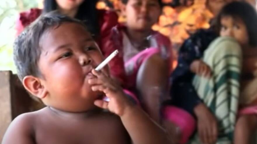 Así luce actualmente el bebé que fumaba 40 cigarrillos al día