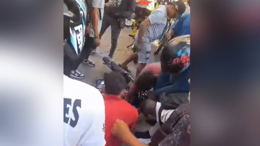 Caso de justicia por cuenta propia en el barrio Bavaria de Santa Marta: Linchan a ladrón y queman su moto