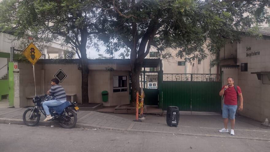 Con protesta exigen atención médica para una docente en Sucre