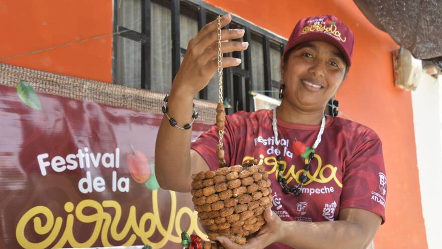 Ayadelis Villa, la artesana que transforma la pepa de ciruela en signo de esperanza