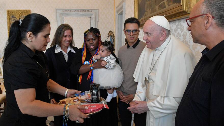 El papa escuchó testimonios de miembros de la Mesa de Víctimas colombiana