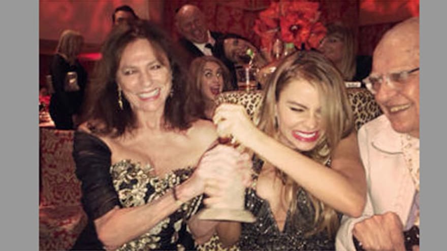 Sofía Vergara le ‘roba’ el Globo de Oro a Jacqueline Bisset y lo publica en Twitter