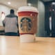 Starbucks anuncia cierre de tiendas y despidos durante 2025