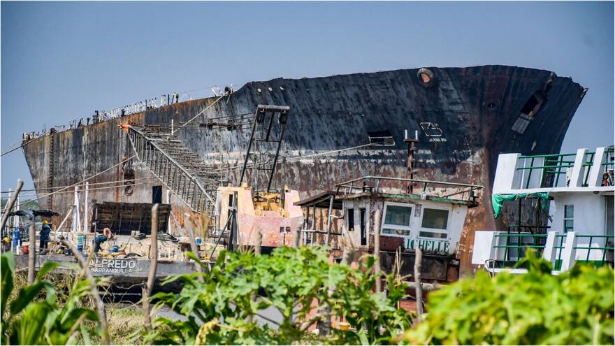 Al astillero: último viaje del B Atlantic, el buque encallado en el Malecón