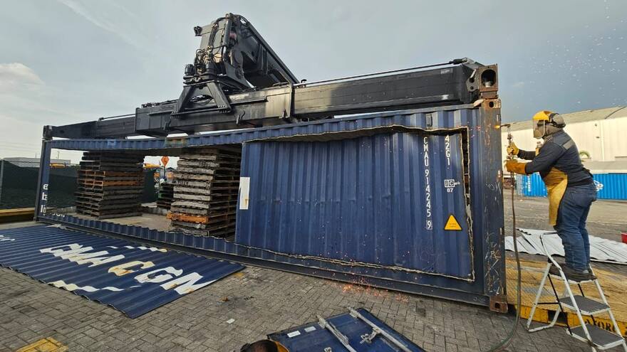 Agentes antinarcóticos hallan cocaína líquida en contenedor que iba a España