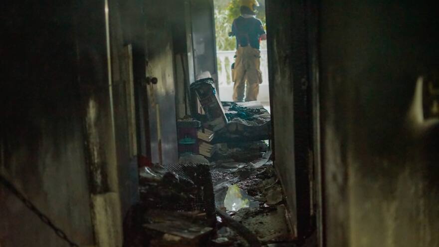 Bomberos de Cartagena controlan incendio en edificio del barrio La Troncal