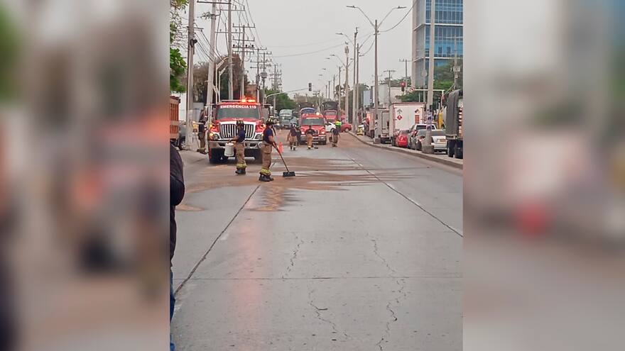 Barranquilla: cierre de un tramo de la vía 40 por derrame de aceite