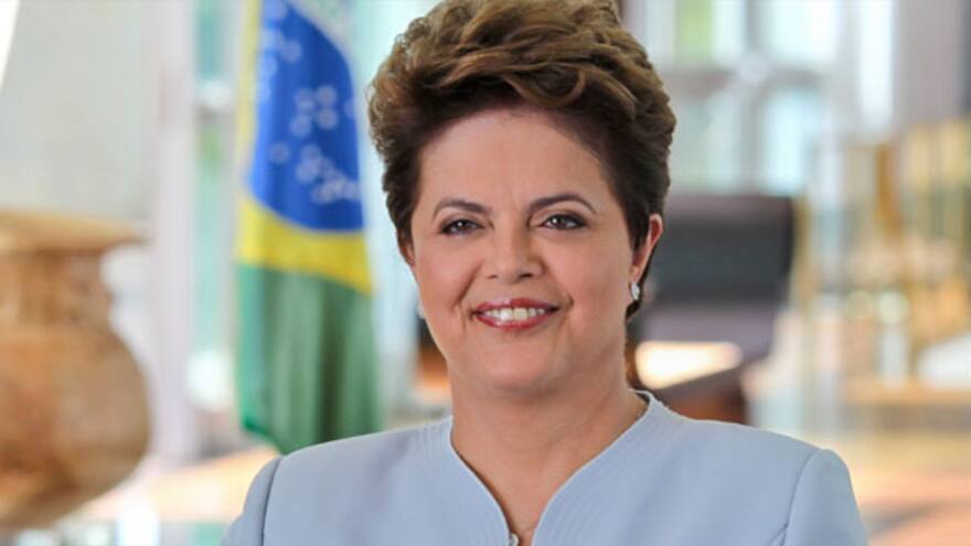 La presidenta brasileña se disculpa por llevar al nieto en brazos en su automóvil