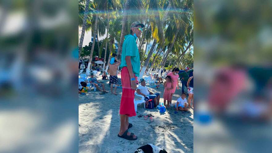 El hombre más alto de Colombia está de turista en El Rodadero