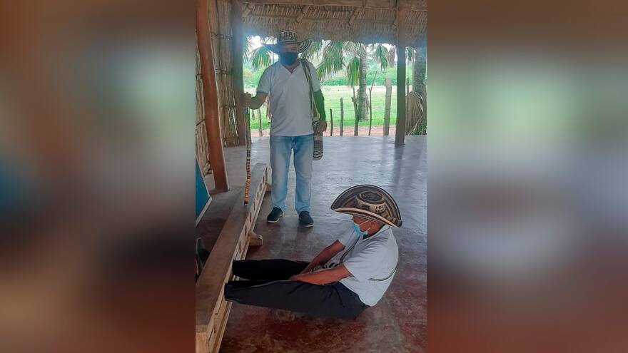 Castigan en el cepo a capitán indígena que permitió una fiesta en Sucre