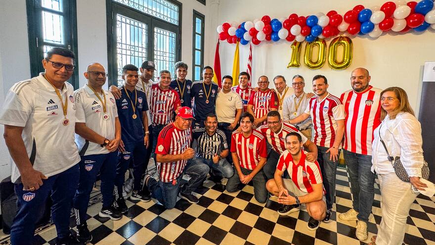 En su centenario, Junior recibe la medalla Barrancas de San Nicolás