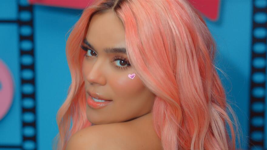 Karol G se convierte en una ‘Barbie’ para el videoclip de ‘Watati’