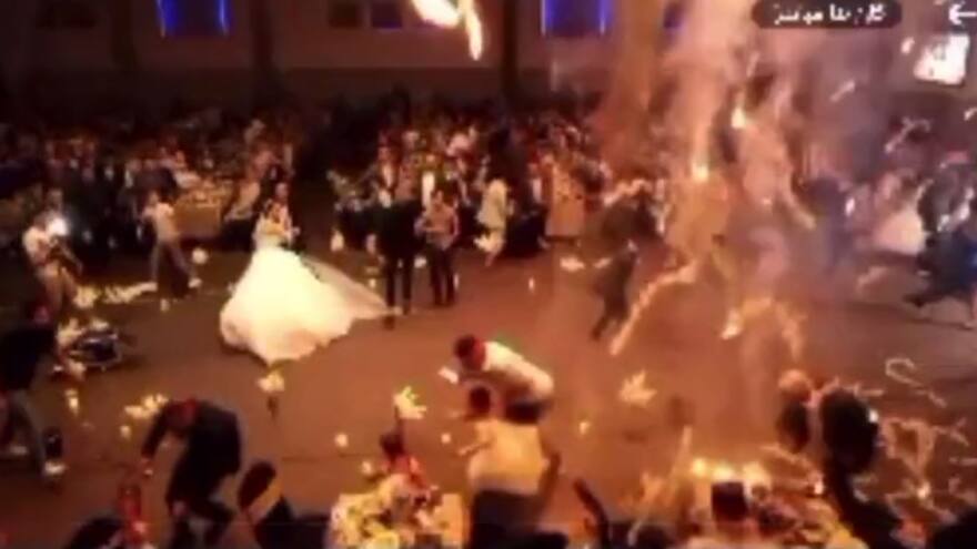 Al menos cien muertos por un incendio durante una boda en Irak