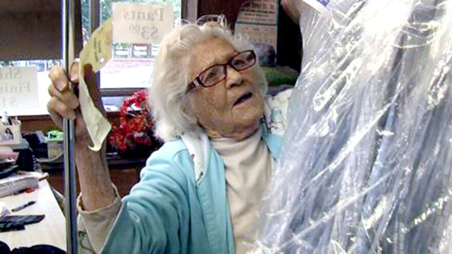 Tiene 100 años y trabaja 11 horas diarias