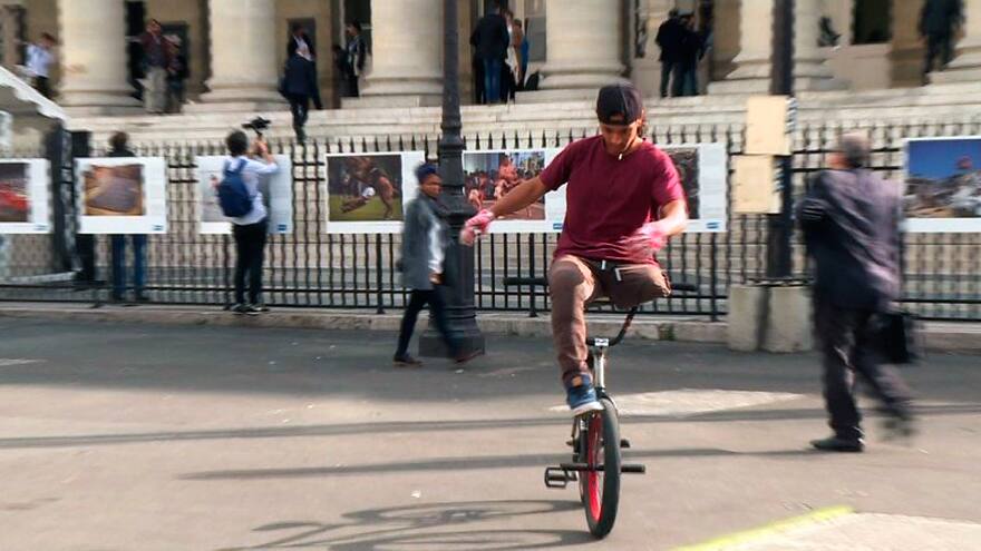 Colombiano con una sola pierna asombra en BMX Street en París