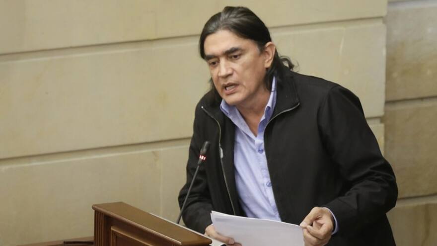 'Debería estar entre $16 y $18 mil': Gustavo Bolívar sobre precio de gasolina