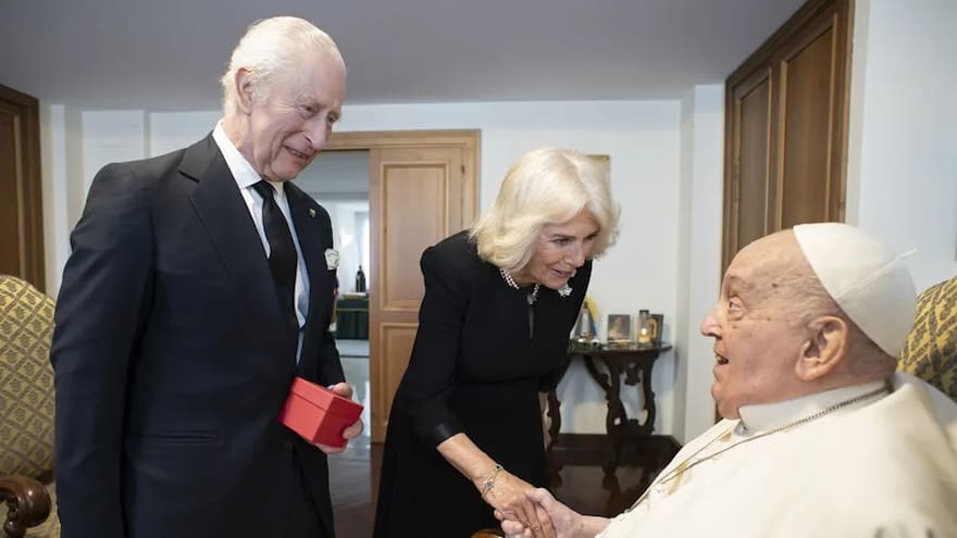 El Vaticano publica la foto del papa Francisco sin oxígeno con los reyes Carlos y Camila