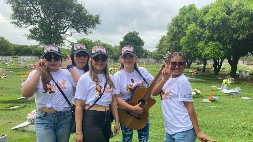 Las mujeres serenatearon a Diomedes en su natalicio 66