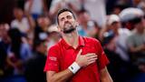 Novak Djokovic resiste con problemas físicos y avanza a cuartos de final en el Masters de Shanghái