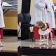 Video: Sacerdote adoptó a un perro callejero y lo viste como monaguillo para la misa