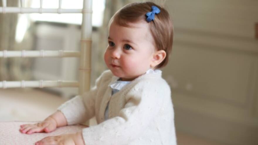 Difunden fotos de la princesa Charlotte por su primer año