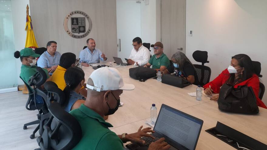 Gobernador y rectores de colegios no certificados buscan solución a crisis educativa